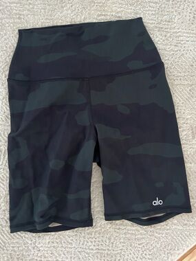 Camo Alo Active biker shorts - Dark Green/Black